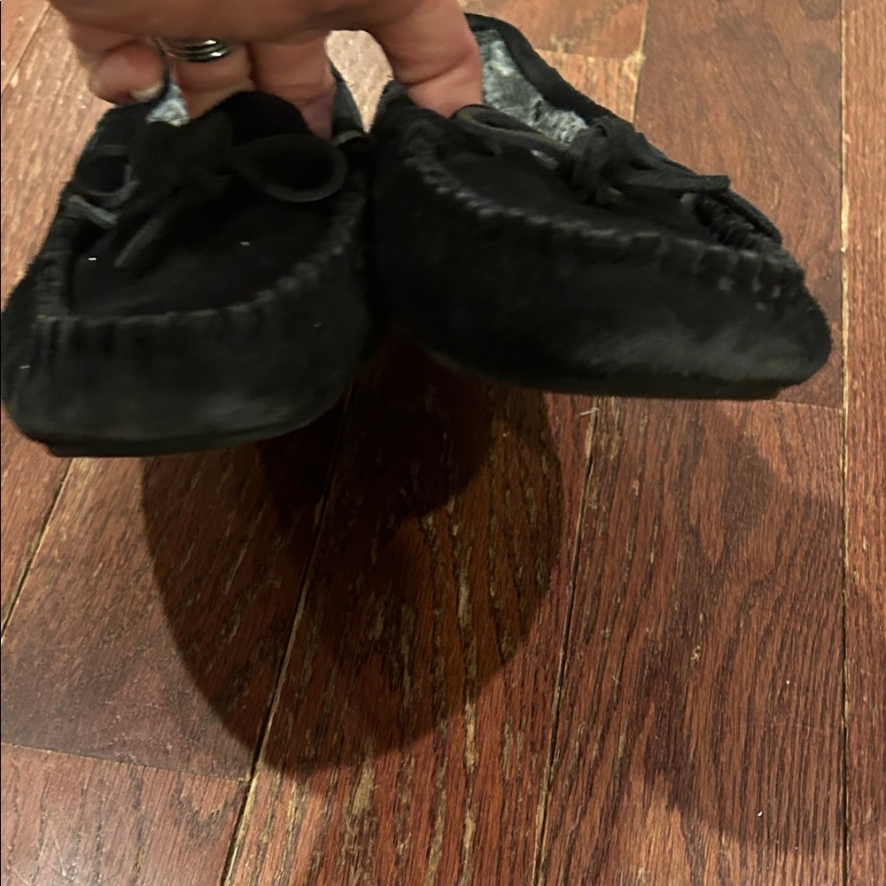 Minnetonka Women's Classic Black Moccasins - Picture 4 of 10